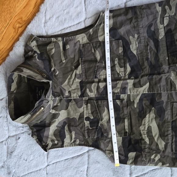 Love Tree Camouflage Button Down Vest, Women's Size Medium, Great Condition - Picture 2 of 8